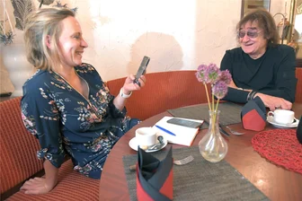 „Maschine“ nach Konzert im ausverkauften Freiberger Tivoli: „Was Schöneres gibt es für mich nicht“ - Auf einen Kaffee im Restaurant des Hotel Kreller in Freiberg: Redakteurin Cornelia Schönberg spricht mit Dieter „Maschine“ Birr über sein Konzert am Freitagabend, aber auch über die Partys nach den Konzerten.