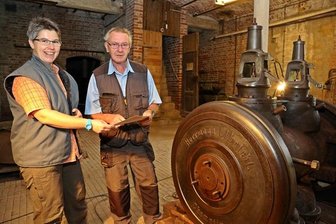 Maschinen-Experte Hans-Jürgen Schmiedchen lebt nicht mehr - Eva Lorenz vom Landesamt für Archäologie erkundigt sich bei Hans-Jürgen Schmiedchen nach dem Wiederaufbau der alten Dampfmaschine.