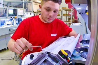 - USK-Monteur Kevin Landgraf arbeitet an einer Montageanlage für einen Kunden aus der Automobilindustrie.