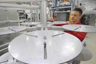 Maschinenbauer USK investiert elf Millionen Euro - Mitarbeiter Heiko Tautenhahn an einem Magazin für eine Montageanlage, die in der Automobilzulieferindustrie eingesetzt wird.