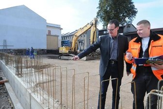 Maschinenbauunternehmen Rucks vergrößert sich - Firmenchef Rainer Rucks (links) bespricht die Arbeiten an der neuen Halle mit Carsten Strobach von einem Thonhauser Baggerbetrieb.