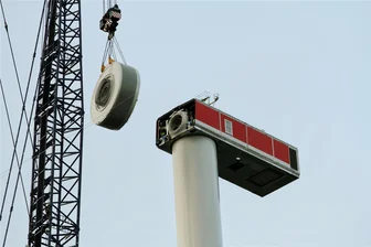 Maschinenhaus auf Windrad bei Wiederau gesetzt - Das Maschinenhaus und der Generator sind am Windrad montiert worden. Doch wann Rotorblätter zur Baustelle geliefert werden, ist noch unklar.