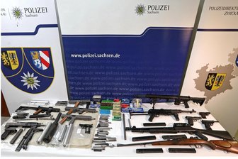 Maschinenpistolen Marke Eigenbau: Zwickauer Rentner bastelt eigenes Waffen-Arsenal - Im Dezember 2021 präsentierte die Polizei die Waffen, die sie in der Werkstatt des Sportschützen und Waffenbastlers beschlagnahmt hatte. Links liegt alles Selbstgebaute, die Waffen rechts besaß er überwiegend legal.