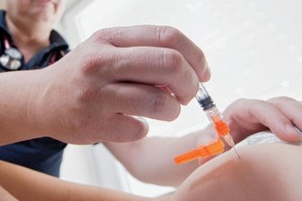 Masernimpfpflicht: Im Erzgebirge fehlt in 850 Fällen der Nachweis - Ein Kinderarzt impft ein einjähriges Kind in den Oberschenkel gegen Masern. Das Masernschutzgesetz gilt seit dem 1.März 2020. Alle nach 1970 geborenen Personen, die in einer Gemeinschaftseinrichtung betreut werden, müssen den Impfschutz nachweisen.