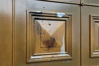 Masken-Hinweisschild angekokelt: Unbekannte hinterlassen Brandfleck an Tür des Elsterberger Rathauses - Unbekannte haben einen Brandfleck am Elsterberger Rathaus hinterlassen.