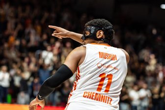 Maskenmann wider Willen, geniale Choreo und neue Lockerheit: Sechs Geschichten rund um das erste Heimspiel der Niners Chemnitz im Eurocup - Kostja Mushidi brach sich beim Sieg am Sonntag in Heidelberg das Nasenbein. Am Mittwoch konnte er aber schon wieder mitspielen – auch wenn die Maske drückte.