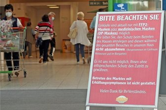 Maskenpflicht-Ende beim Einkaufen löst in Zwickau geteiltes Echo aus - Noch steht ein Hinweisschild zur Maskenpflicht vor dem Zwickauer Globus-Markt. Am Freitag wird es verschwunden sein.