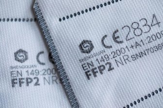 Maskenpflicht in Zügen der Vogtlandbahn zu wenig kontrolliert? - FFP2-Masken mit CE-Zertifizierung liegen auf einem Tisch.