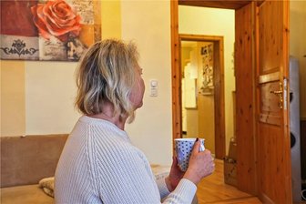 Maskenstreit eskaliert: Krebspatientin aus Hohenstein-Ernstthal trotz Attest in Praxis abgewiesen - Petra R. in ihrer Wohnung in Hohenstein-Ernstthal: Die 53-jährige Krebspatientin bekommt nur schlecht Luft.