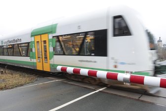 Maskenverweigerer verletzt Zugbegleiterin in Vogtlandbahn - 