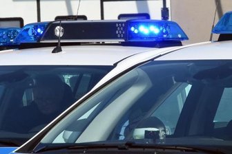 Maskierte bedrohen Hotelangestellten mit Waffe -