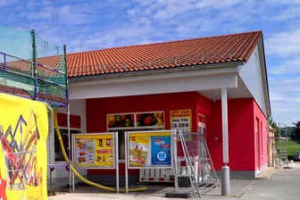 Maskierte hebeln Netto-Kasse auf und fliehen mit Geld - Der Hartensteiner Netto-Markt ist Donnerstagabend von Dieben heimgesucht worden.