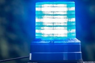 Maskierter greift 23-Jährigen an -
