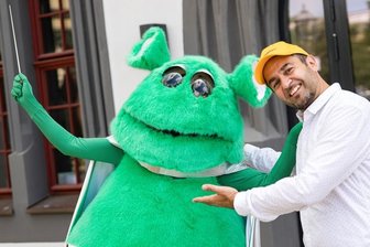 Maskottchen Clarix freut sich auf Kinderkonzert am Sonntag -