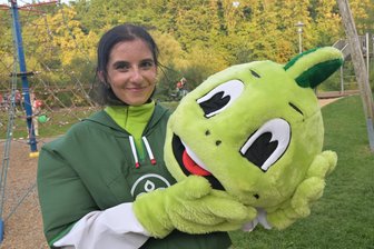 Maskottchen-Darsteller schwitzen auf dem Zwickauer Stadtfest: „Hier drinnen sind es gefühlte 40 Grad“ - Emma Haller war am Samstag sechs Stunden für die AOK Plus als „Jolinchen“ unterwegs.