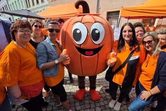 Maskottchen für Adorfs Publikumsmagnet: Kürbi ist da - Auftritt Kürbi: Beim Vereinsfest zeigten die Adorfer Kürbismädels erstmals ihr Maskottchen.
