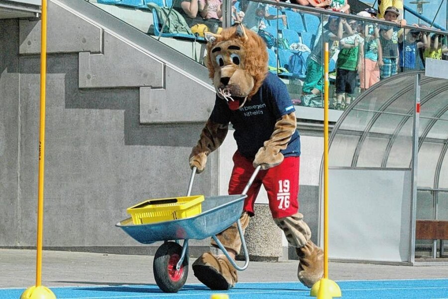 Der Luchs "Forti" hat am Donnerstag das Rennen gemacht und den Maskottchen-Wettbewerb im Mittweidaer Stadion gewonnen. 