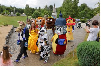 Maskottchen-Treffen in Lichtensteiner Miniwelt: Darsteller schwitzen in Kostümen - Unter den Maskottchen, die sich in der Miniwelt trafen, waren Kühe, Bären und Türme.