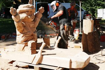 Maskottchen werden in Gelenau mit der Kettensäge zum Leben erweckt - Auf einem großen Schlitten sitzt der von Tino Schubert erschaffene Greifi, der schon bald als Fotopoint am gleichnamigen Wanderweg dienen soll.
