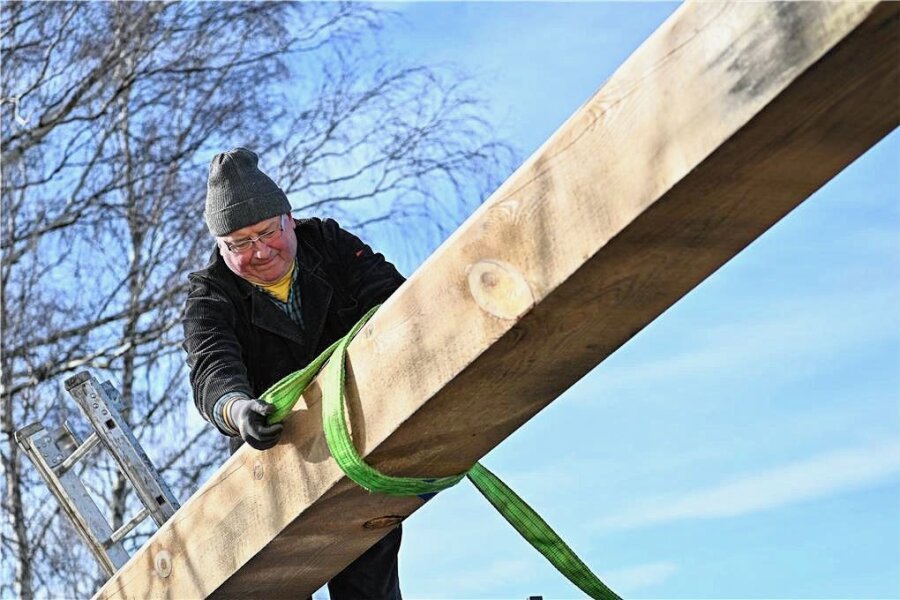 Maßarbeit an der Kirche in Topfseifersdorf - Thomas Ahnert, Chef des gleichnamigen Zimmerei- und Holzbau-Meisterbetriebs aus Wiederau, bereitet den großen Balken für das Anheben vor. 