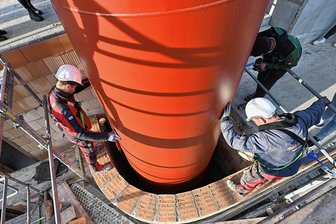 Maßarbeit in Chemnitz: Solarspeicher in Neubau gezirkelt - Millimeterarbeit: An der Dorotheenstraße im Schloßviertel ist am Montagvormittag ein 16 Meter langer Solarspeicher in ein neues Mehrfamilienhaus der Fasa AG eingesetzt worden. In Zeitlupe senkte ein Schwerlastkran den tonnenschweren Tank in den Schacht.