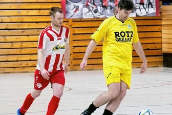 Massen rennen ESV beim Freizeitturnier die Bude ein - Beim Thumer Mitternachtsturnier hatten die Teams - hier Felix Taufer (l.) vom SSV Textima Chemnitz Freizeit gegen Phillip Kirmse vom ESV Eintracht Thum-Herold - bis in die späten Abendstunden ihren Spaß.