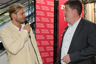 Massenandrang in Zwickau für ein Autogramm von Rúrik Gíslason - Centermanager Mirko Fröhlich begrüßte Rúrik Gíslason in den Arcaden, ehe er den ehemaligen Fußballer seinen Fans überließ.