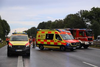 Massencrash auf A 4 zwischen Berbersdorf und Siebenlehn: 25 Fahrzeuge beteiligt - Mehrere Rettungswagenbesatzungen eilten zur Unfallstelle.