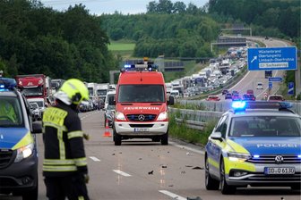 Massenkarambolage auf A 4 bei Chemnitz fordert drei Verletzte - Nach dem Unfall auf der A 4 in Höhe der Raststätte Rabensteiner Wald kam es zu kilometerlangen Staus.