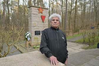 Massenmord in Schlema: Siegfried musste ihr Blut wegwischen - Siegfried Fröhlich musste als Kind das Blut der Toten wegwischen. Sein Vater machte Gemeindefahrten mit seinem Pferdegespann, was die Familie ernährte. Nach der Massenerschießung musste er die Leichen in den Wald am Kohlweg von Schlema bringen. Dort steht heute ein Denkmal.