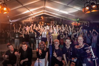 Massenschlägerei beim Teichfest in Neukirchen: Erster Zeugenaufruf bleibt ohne Effekt - Polizei sucht Gespräch mit Musikern von „Rockambulance“ - Hier war noch alles in Ordnung: Die Band „Rockambulance“ beim Konzert in Neukirchen. Nach dem Auftritt der Musiker kippte die Stimmung.