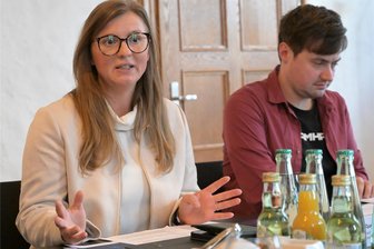 Maßgeschneiderte Mobilität für alle? Zwickauer sollen Verkehr der Zukunft mitplanen - Startschuss für den Verkehrsentwicklungsplan: Baubürgermeisterin Silvia Queck-Hänel und Projektmitarbeiter Kevin Scheibel stellen die Pläne zur Bürgerbeteiligung vor.