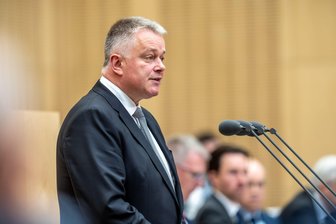 Massive Länder-Kritik am Sparpaket für Kassenbeiträge - Der rheinland-pfälzische Ministerpräsident Schnieder warnte vor negativen Effekten der Gesundheitsreform.