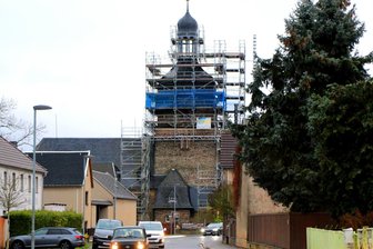 Massive Wasserschäden: Diese Kirche im Vogtland muss jetzt notgesichert werden - Der komplette Turm musste wegen Bauschäden eingerüstet werden.