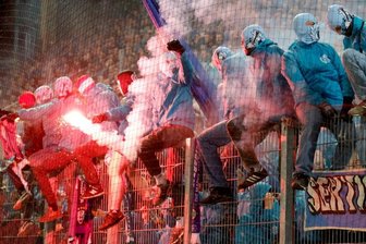 Massiver Polizeieinsatz bei Pokalspiel CFC gegen Aue - CFC-Ultras zündeten mehrfach Feuerwerkskörper.