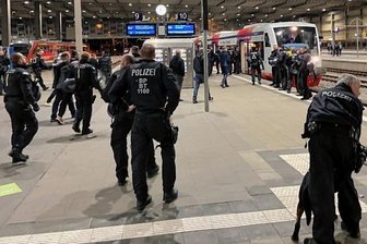 Massiver Polizeieinsatz bei Pokalspiel gegen Aue - Mit einem Sonderzug wurden die Aue-Fans vom Hauptbahnhof zurück ins Erzgebirge gefahren.