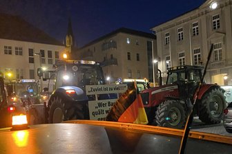 Massiver Protest von Solarpark-Gegnern in Lengenfeld - wie der Stadtrat unter Druck gearbeitet hat - Nicht in die Solarpark-Diskussion eingeweihte Passanten haben sich Montagabend in Lengenfeld die Augen gerieben - die Gegner der Parkpläne protestierten nicht nur im Stadtrat, sondern auch auf dem Markt. Überrascht war davon auch die Polizei, die erst durch eine Anwohnerin von der Demo erfahren hatte.
