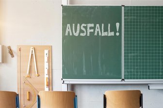 Massiver Stundenausfall an Oberschule im Vogtland: Mutter schreibt Brandbrief ans Kultusministerium - Lehrermangel trifft viele Schulen im Vogtland, ein Fall aus Pausa hat eine Mutter jetzt zu einem Brandbrief veranlasst.