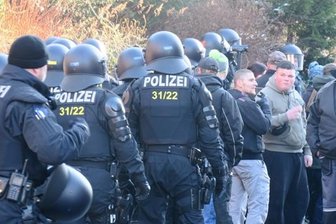 Massives Polizeiaufgebot sichert Einzug weiterer Flüchtlinge -