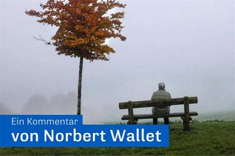 Maßnahmen gegen die Einsamkeit - So kann Einsamkeit aussehen: Eine Frau sitzt an einem Aussichtspunkt im Nebel auf einer Bank.