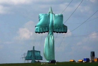 Mast-Spezialist aus dem Erzgebirge findet in Elterlein mehr Platz - Wenn Alt-Anstriche mit gefährlichen Inhaltsstoffen zu entfernen sind, erinnern die Masten an Kunstwerke von Christo. So soll verhindert werden, dass es zu einer Kontamination des Bodens kommt.