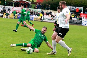 Matchplan geht voll auf: SV Merkur Oelsnitz stürzt Tabellenführer der Sachsenklasse - Der Oelsnitzer Alexander Hartung (links) muss hier alles in die Waagschale werfen um Freibergs Toptorschütze Rico Thomas zu stoppen.