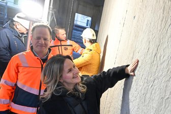 Material der Zukunft: Hüttner-Bau aus Chemnitz setzt bei Firmenzentrale auf Recycling-Beton - Linda und Daniel Hüttner im zukünftigen Beratungsraum der Firmenzentrale, wo der Recycling-Beton etwas Struktur bekommen hat.