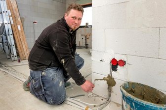 Materialengpass und Preisexplosion: Der Albtraum vom Eigenheim - Häuslebauer Markus Wenzel versucht, so viele Arbeiten wie möglich selbst zu erledigen. Einsparungen, die dringend notwendig sind. Denn die Baupreisexplosion macht auch dem Familienvater zu schaffen. 