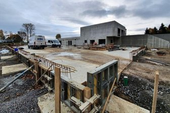 Materialmangel wirft Bau des Grundschuldaches weit zurück - Weit vorangeschritten sind die Arbeiten am massiven Zwischenbau. Für die Schule und die Turnhalle steht bisher nur das Fundament.