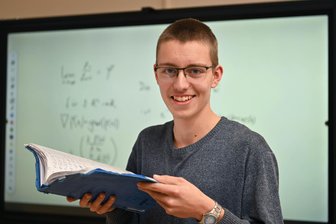 Mathe-Profi aus Milkau sichert sich schon wieder einen Preis - Enrico Muth, der im Sommer sein Abitur am Rochlitzer Gymnasium gemacht hat, ist ein Mathe-Ass. Beim Bundeswettbewerb Mathematik hat er erneut einen Preis geholt.