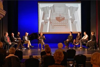 Matinee im Freiberger Theater macht Lust auf Premiere - Bei der Matinee zum Operndoppel von Menottis "Telefon" und Puccinis "Mantel" am Sonntagvormittag im Freiberger Theater wurde auch das Bühnenbild in der Nikolaikirche vorgestellt.