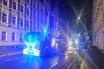 Matratze brennt im Keller eines Mehrfamilienhauses in Plauen: 15-Jährige erleidet Rauchgasvergiftung - Einen Feuerwehreinsatz gab es am Sonntagabend in Plauen.