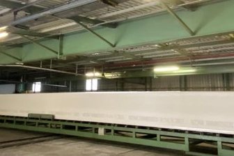 Matratzenhersteller Eurofoam startet ab Oktober voll durch - Ein 27-Meter-Schaumblock verlässt die Herstellung, wird geschnitten und reift einen Tag, damit sich die kristalline Struktur festigt.