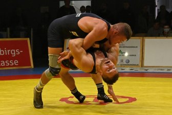 Mattenfüchse springen auf Medaillenrang - Kevin Mehlhorn (unten) packte gegen den Potsdamer Simon Papsdorf, dem er zuletzt zweimal unterlegen war, zwei spektakuläre Wurftechniken aus und verließ als gefeierter Sieger die Matte. 